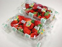 Упаковка овощей и фруктов в полипропиленовую пленку на лотках