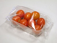 Упаковка овощей и фруктов в полипропиленовую пленку на лотках