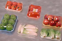 Упаковка овощей и фруктов в стрейч пленку на лотках